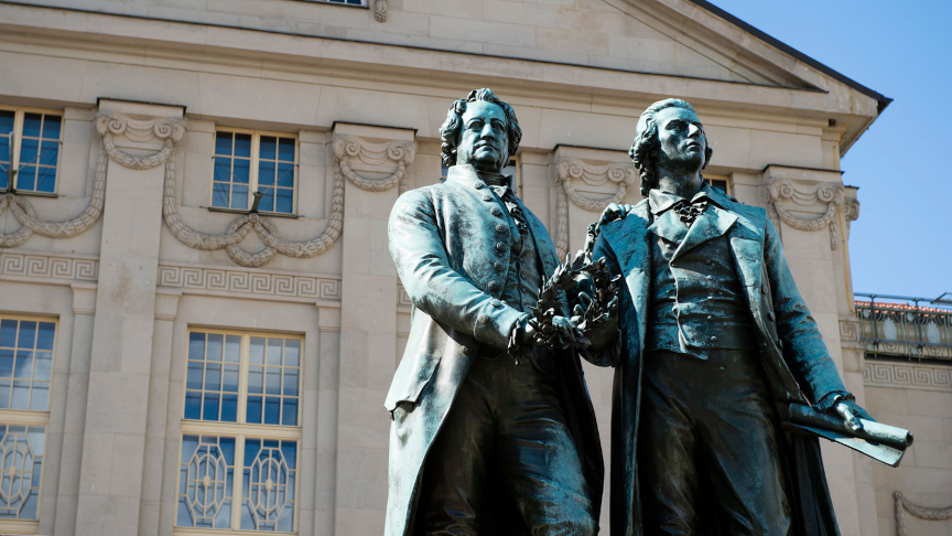 Bronzestatuen von Goethe und Schiller in Weimar.